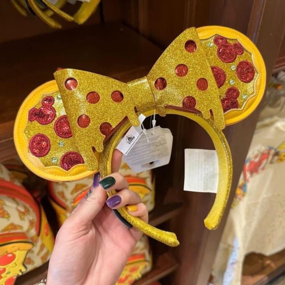 Disney eats Pizza ears - Picture 1 of 1
